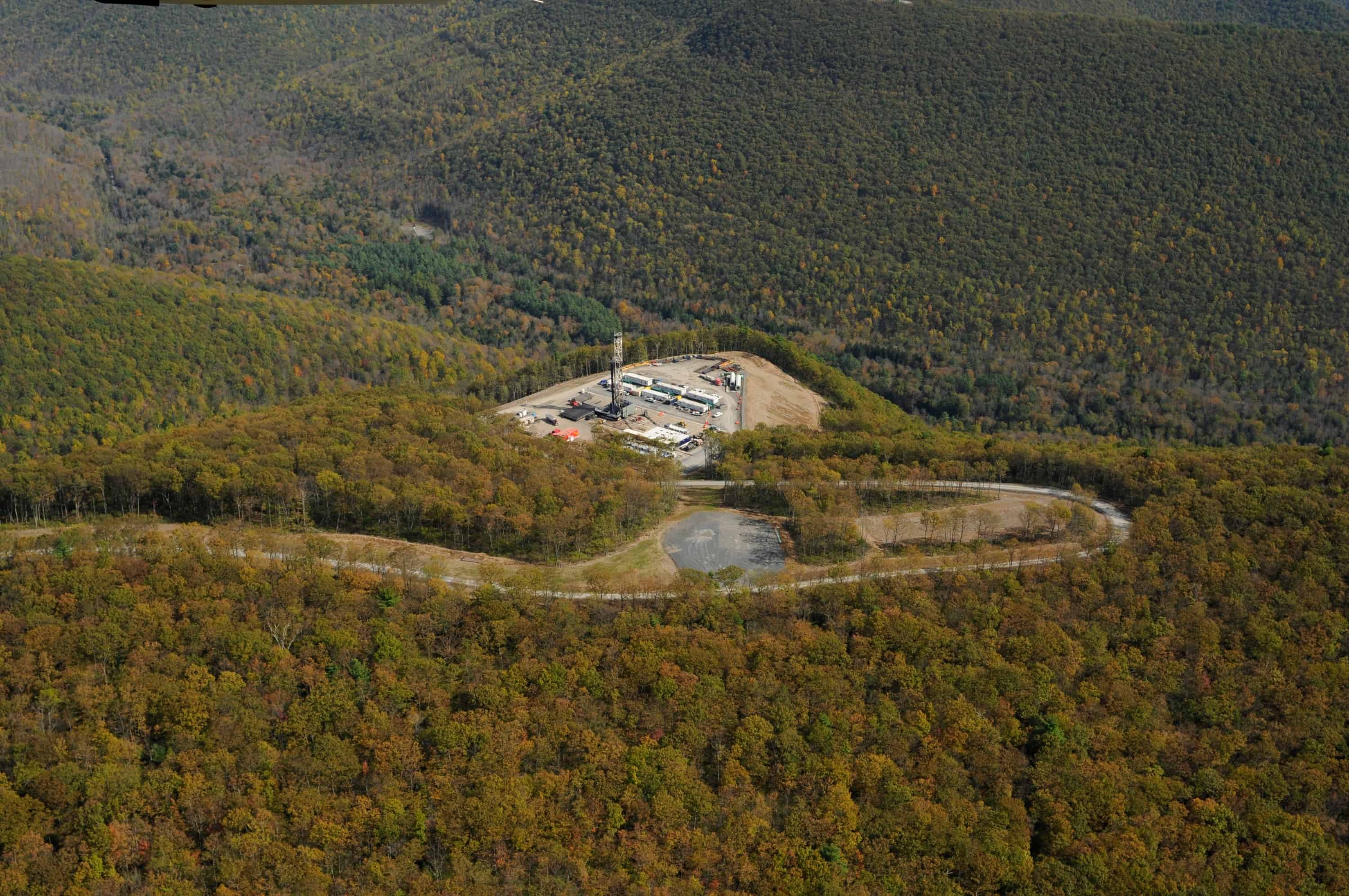 EXAMPLE OF A FRACKING INDUSTRIAL SITE USED FOR SHALE NATURAL GAS ENERGY DEVELOPMENT (SGD) IN RURAL PENNSYLVANIA. PHOTO CREDIT: PETE STERN/FRACTRACKER ALLIANCE